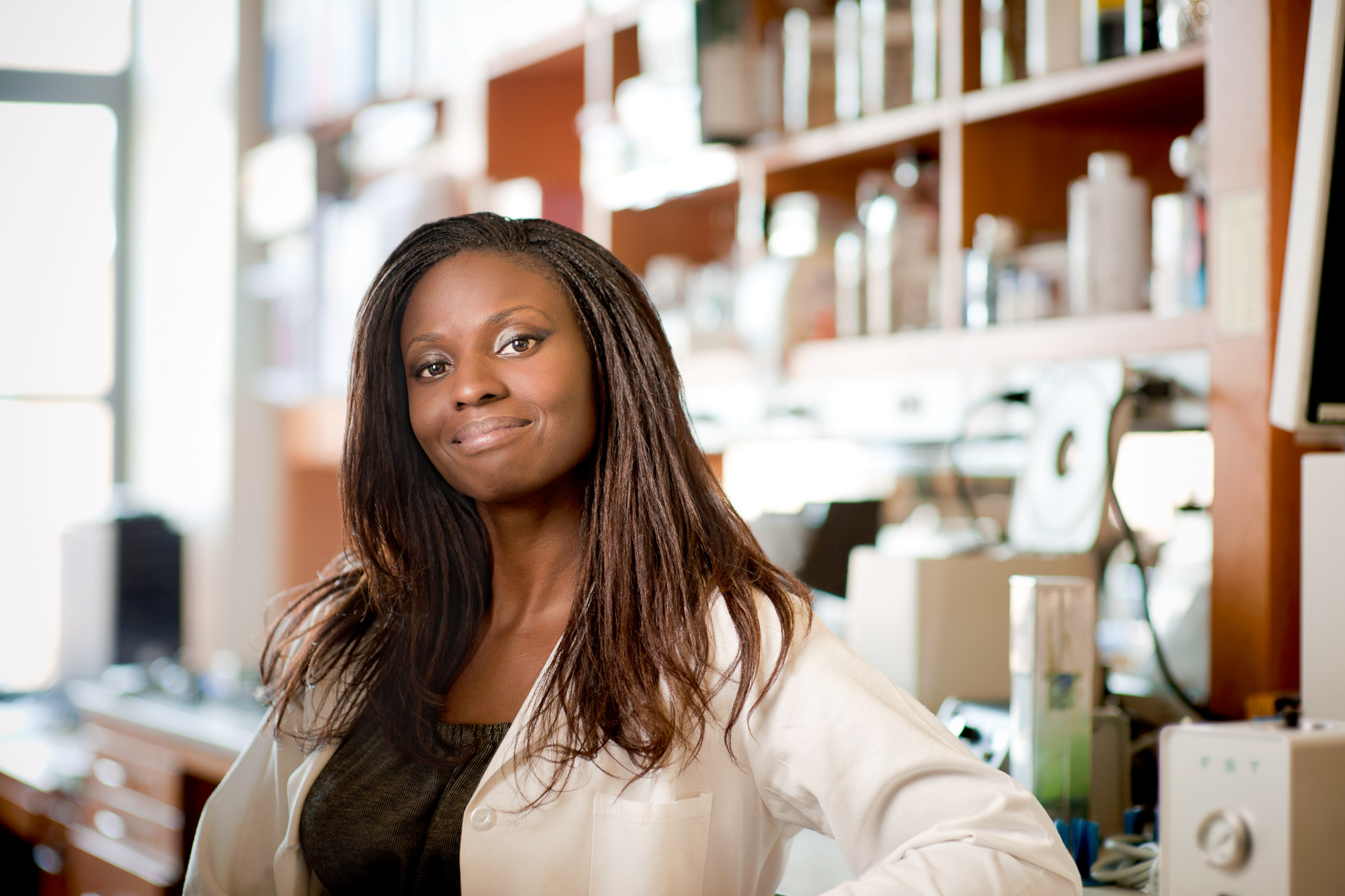black-female-scientist-lab-pfizer