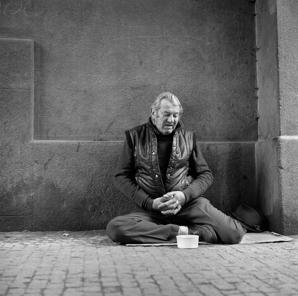 black-white-portraits-beggar-street