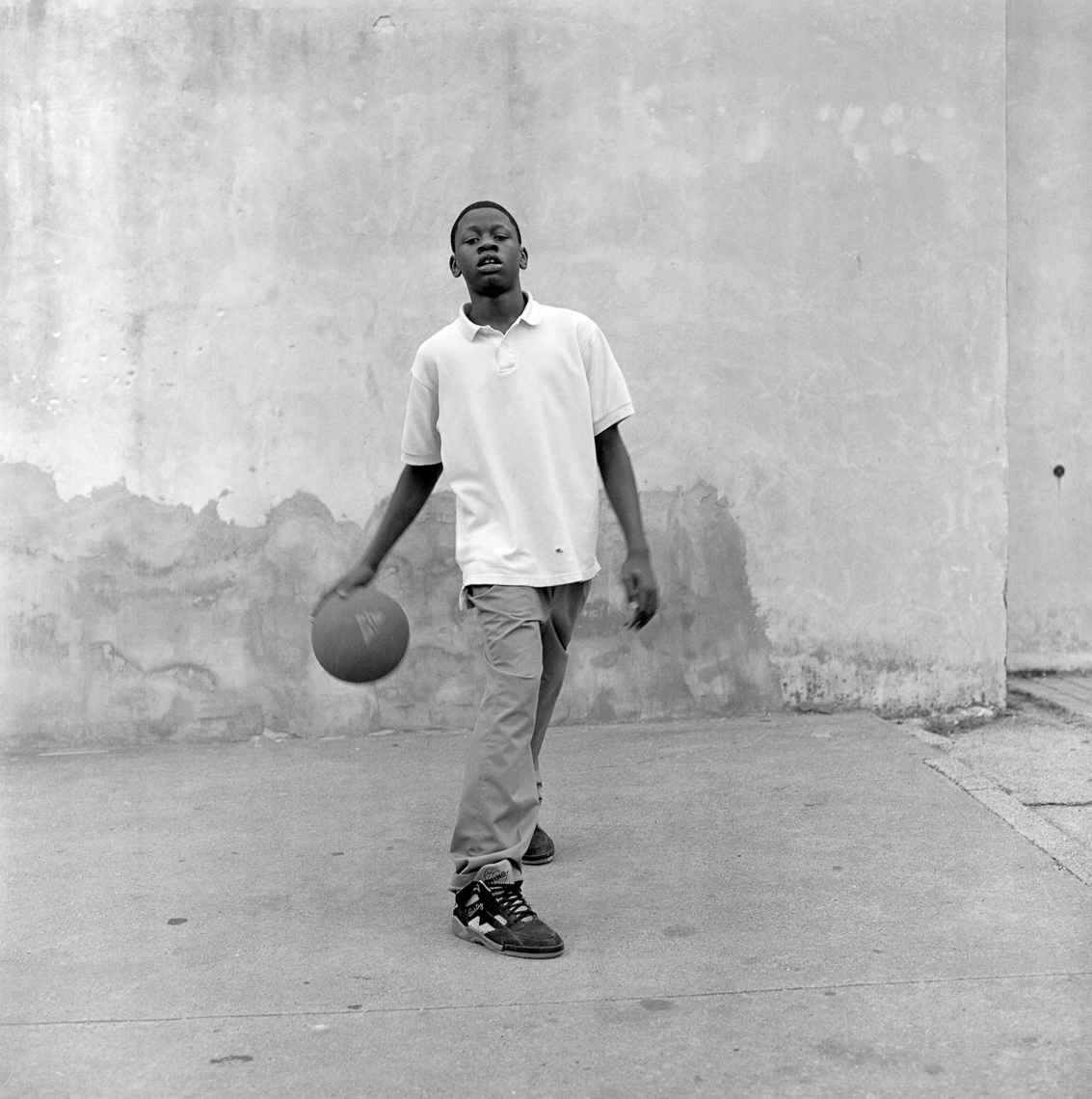 black-white-street-kid-wall-basketball