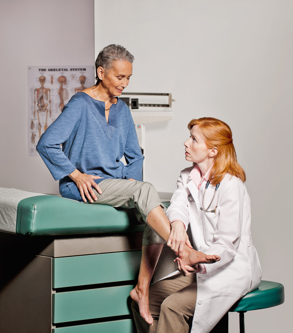 doctor-patient-exam-knee-pain