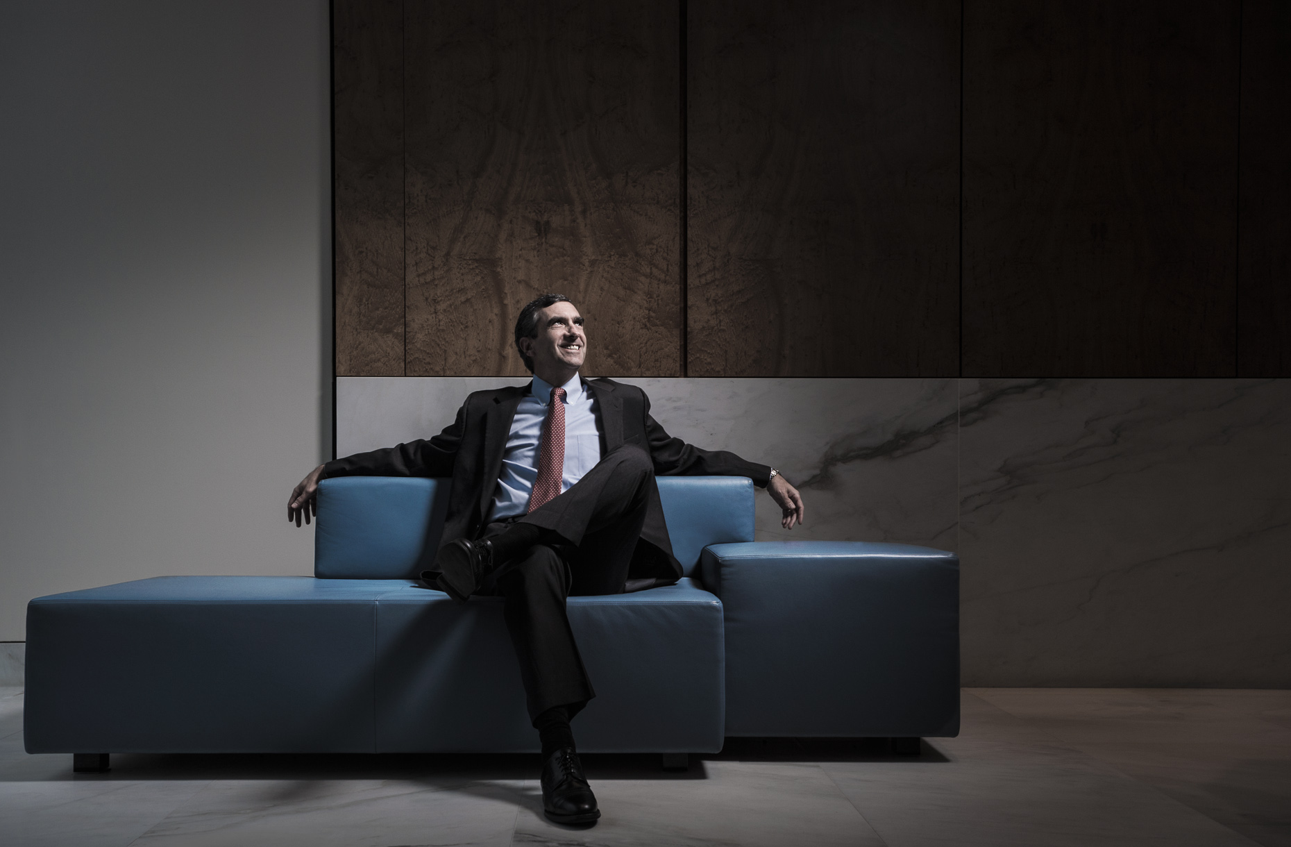editorial-portraits-corporate-man-couch
