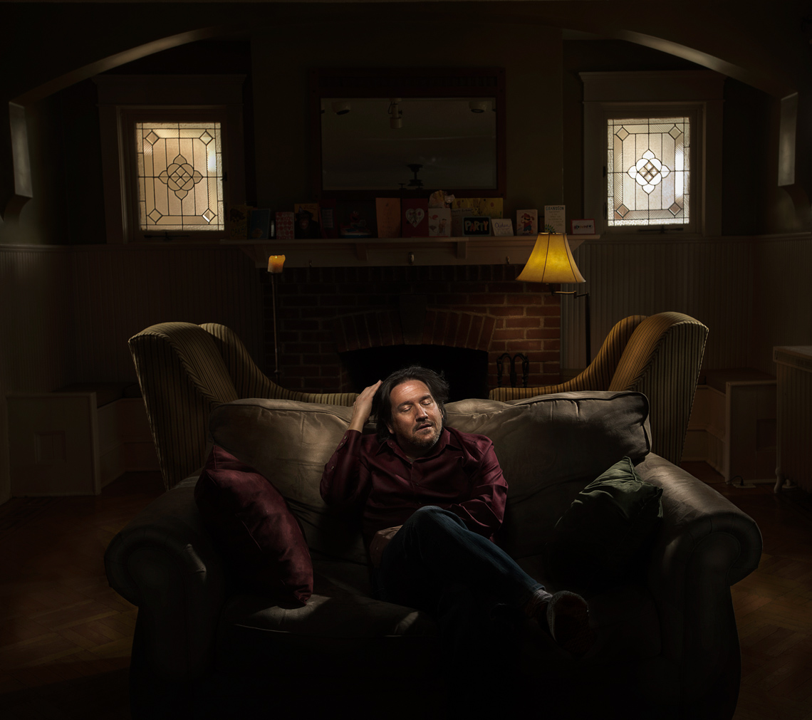 portraits-environmental-housewife-man-couch