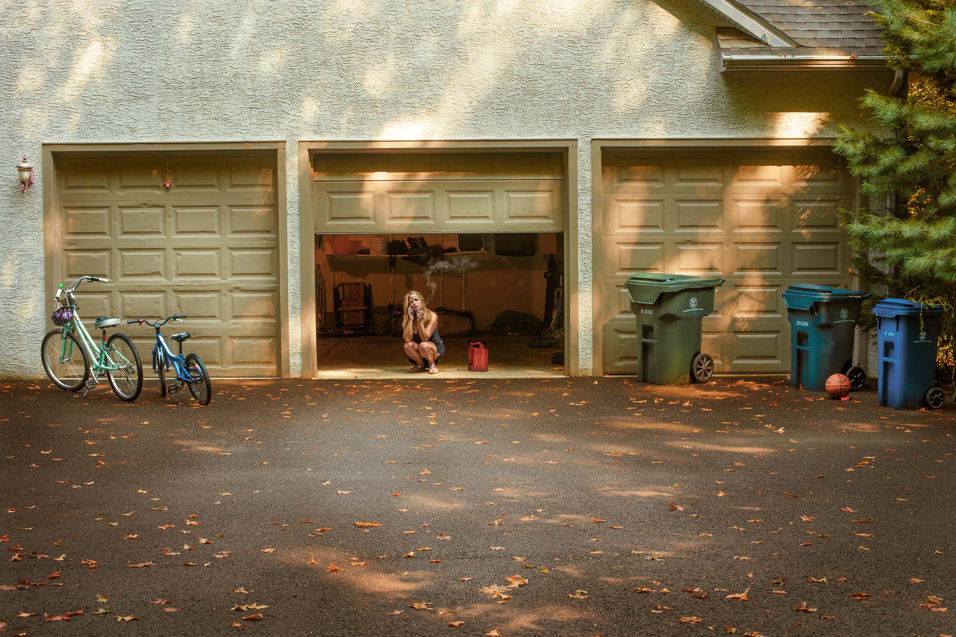 portraits-environmental-housewife-woman-garage