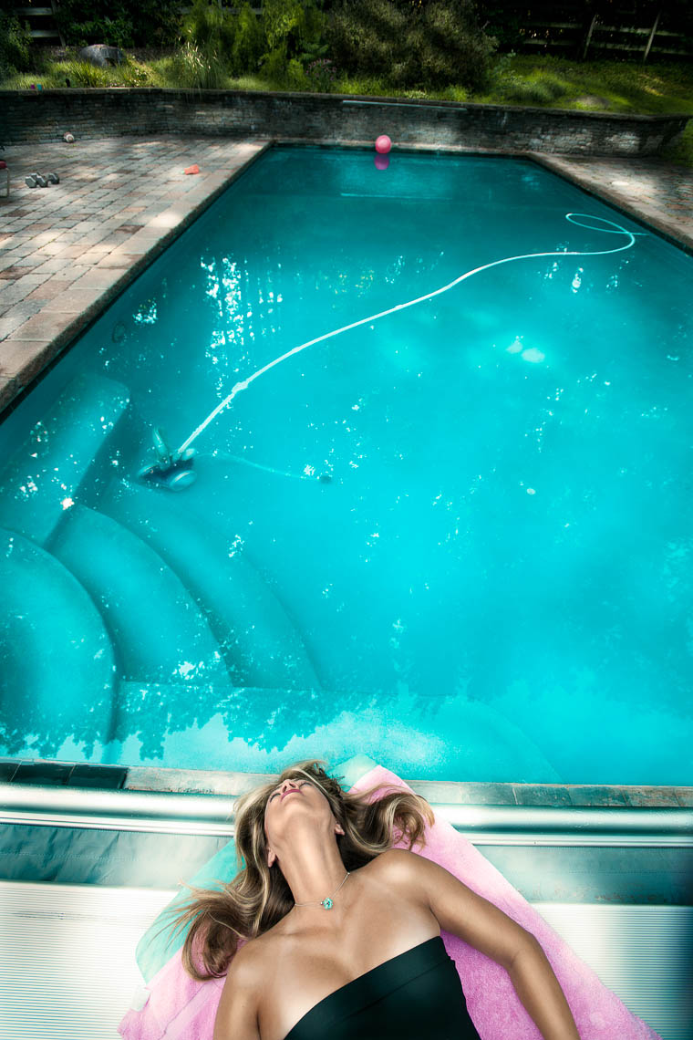 portraits-environmental-housewife-woman-pool