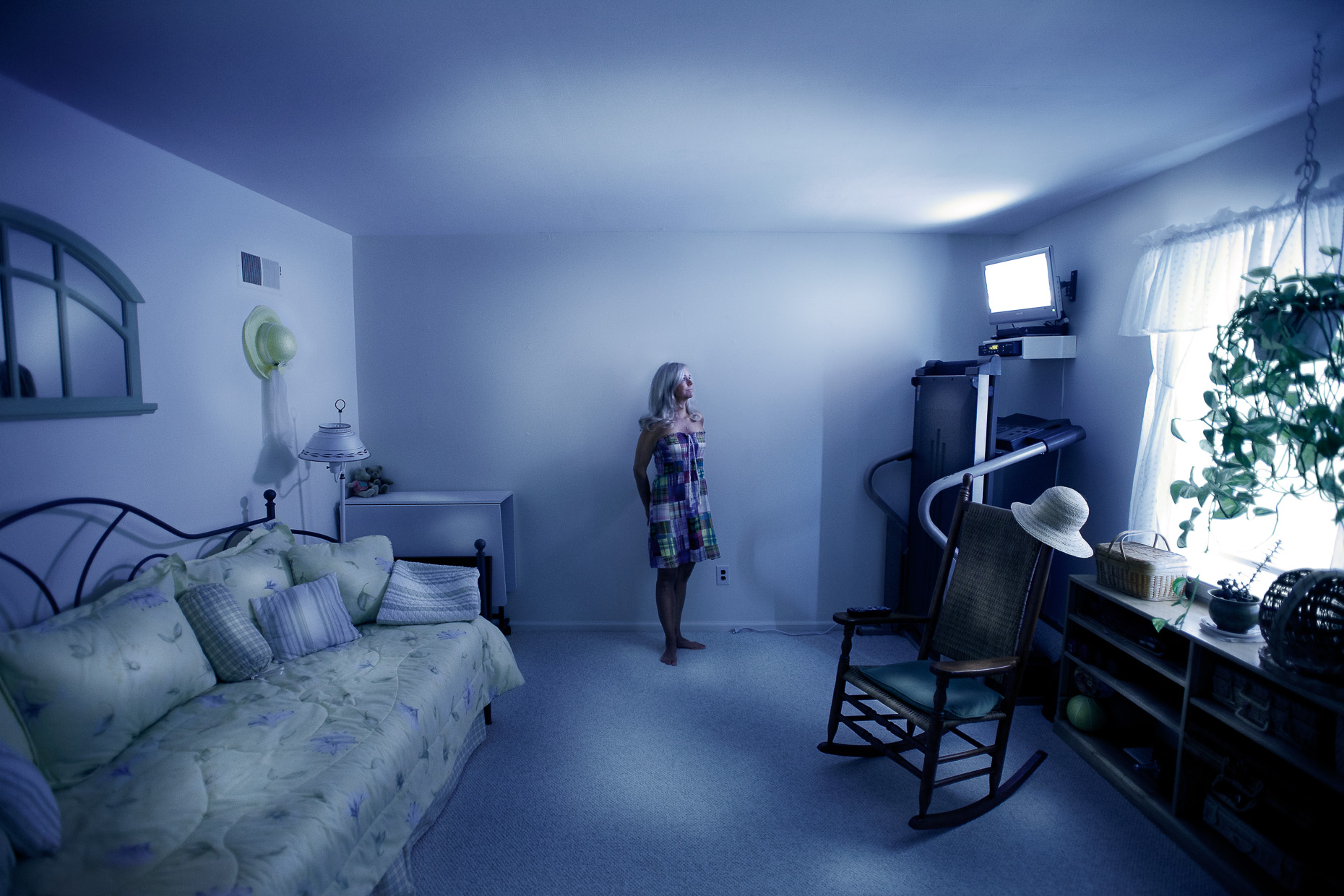 portraits-environmental-housewife-woman-purple-room