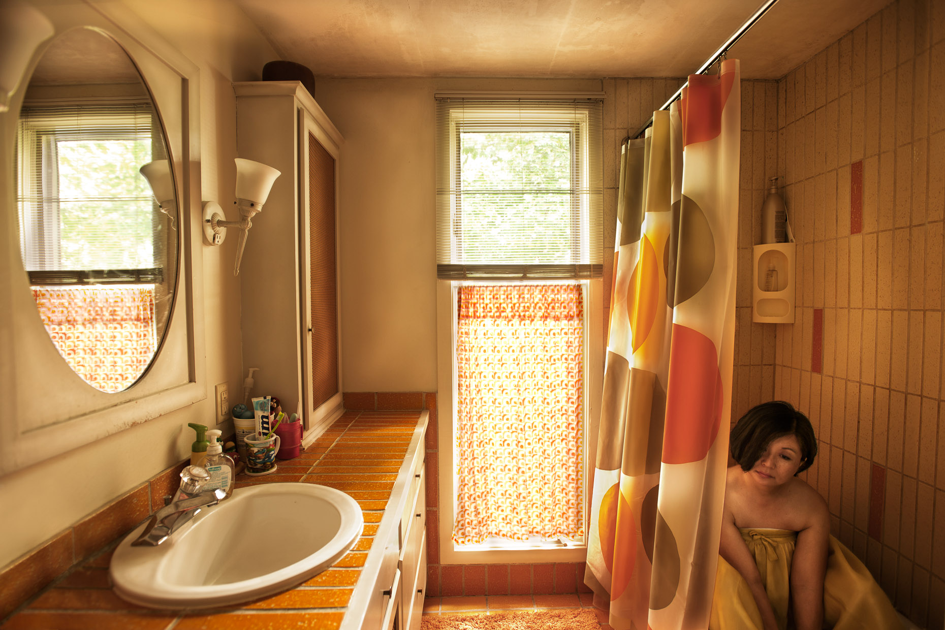 portraits-project-housewife-woman-orange-bathtub